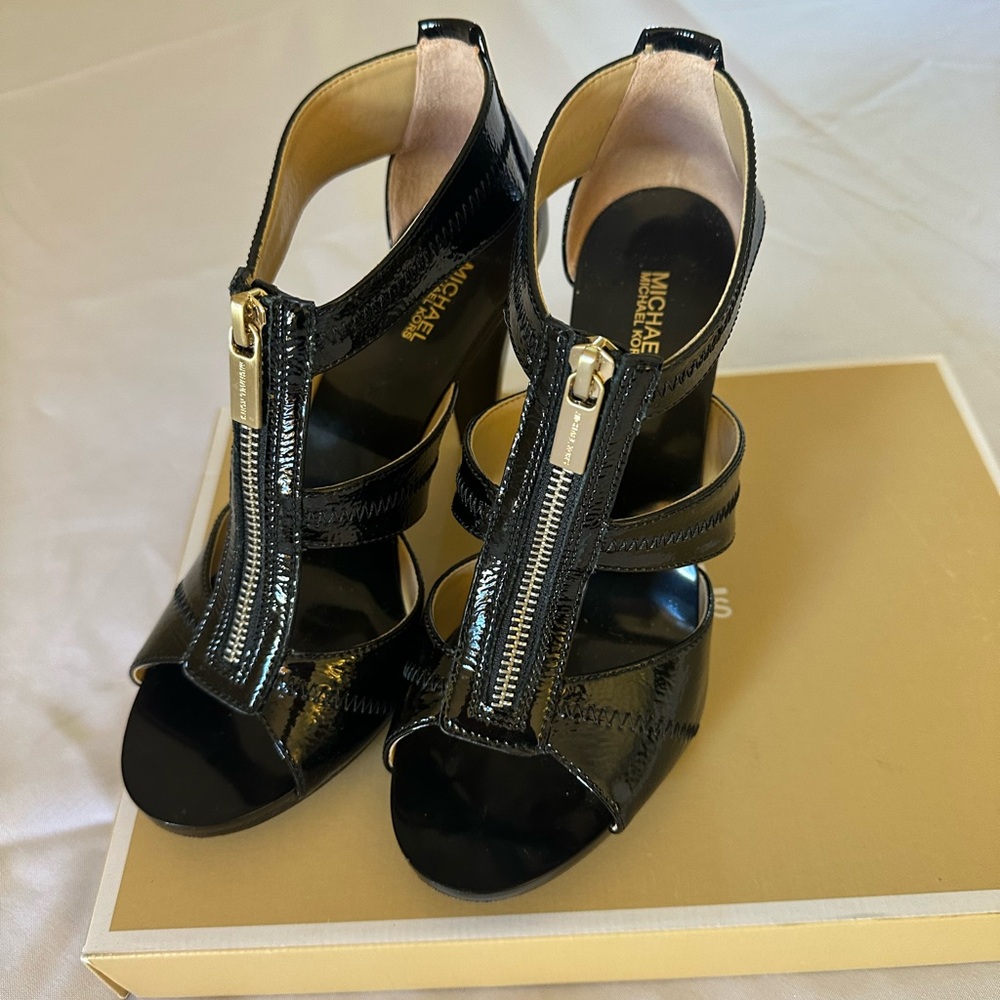 Michael Kors T-strap black patent heel. Size 8. - Picture 4 of 6